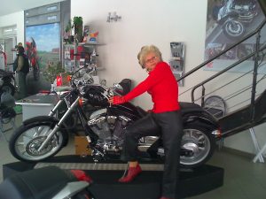 Duci Juciból vagány motoros nő