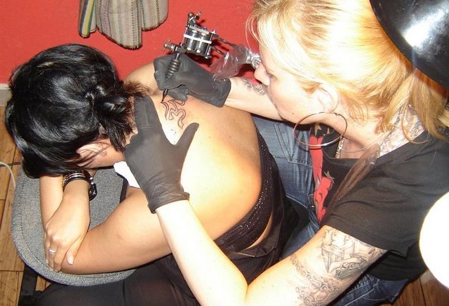 Weide Ancsa tetováló művész