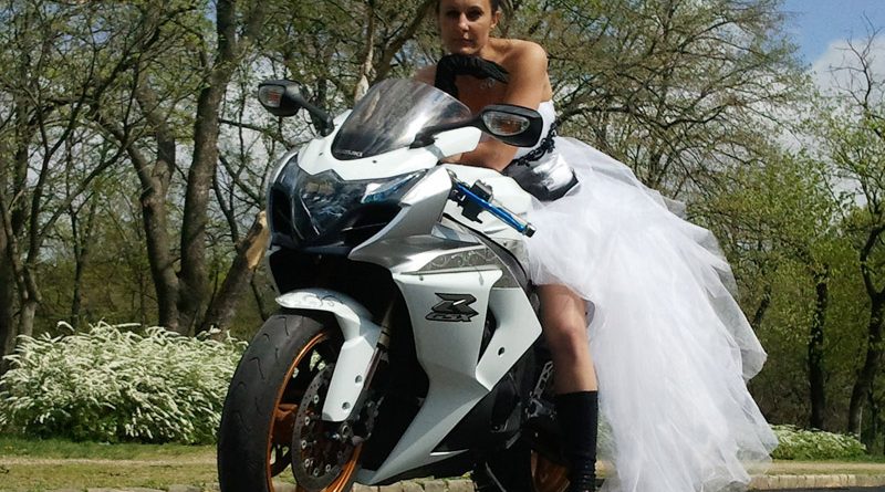 Motoros esküvői ruha