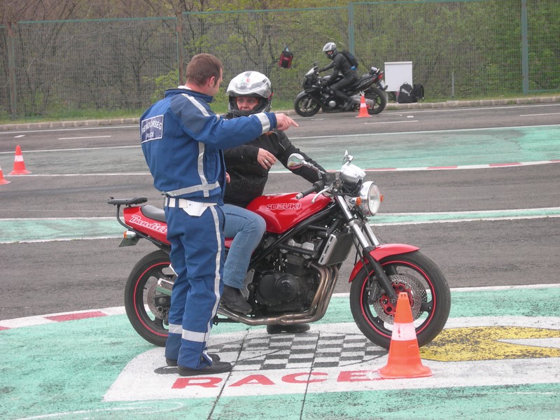 ingyenes vezetestechnikai trening motorosoknak 2012 aprilis 44