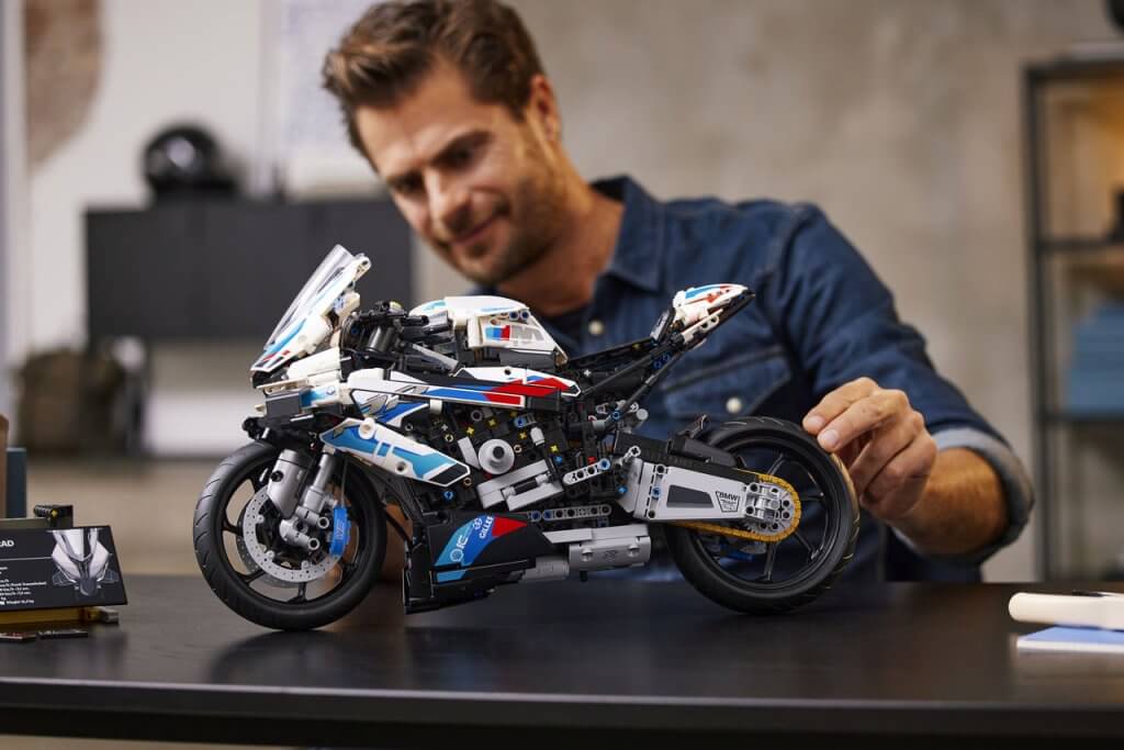 LEGO TECHNIC BMW M 1000 RR