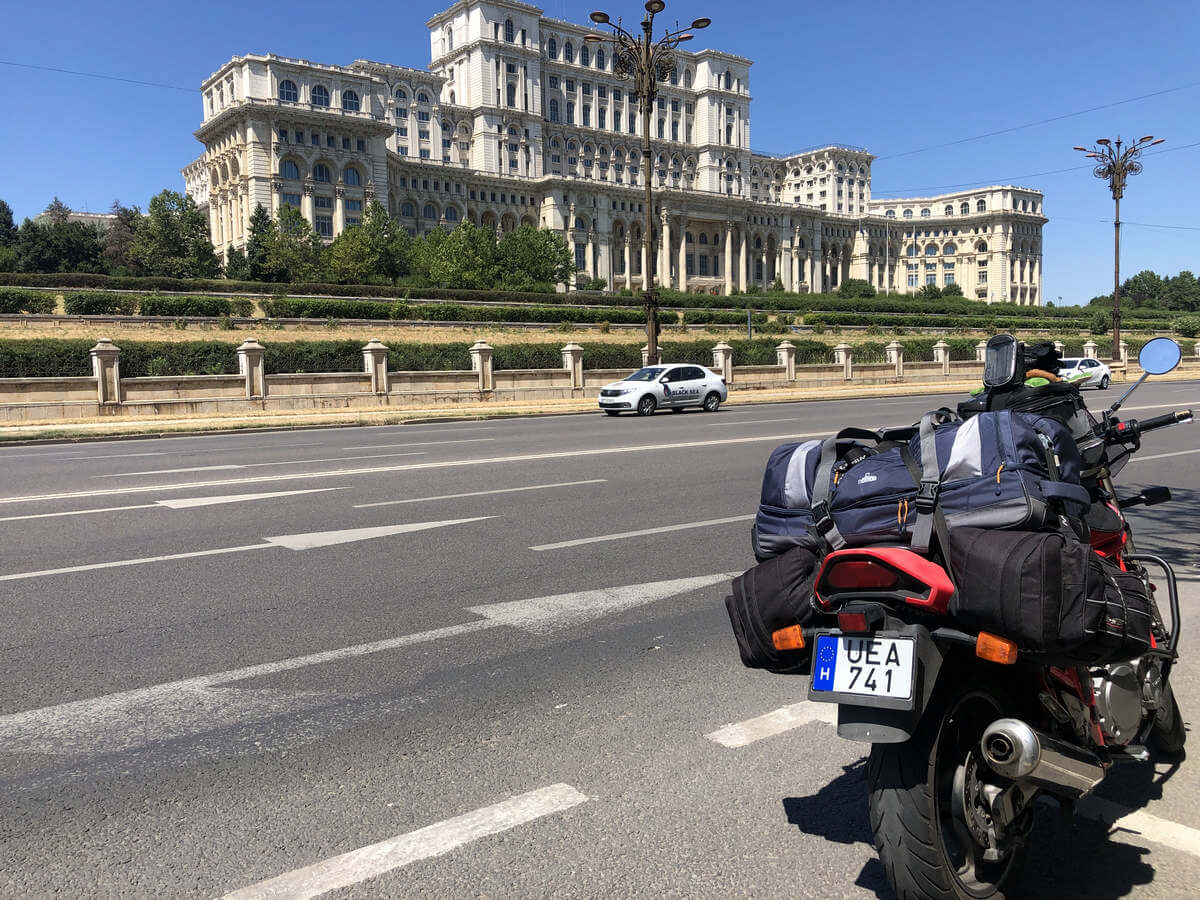 Bukarest, parlament - Törökország motoros túra egyedül Kovács Judit Tímea