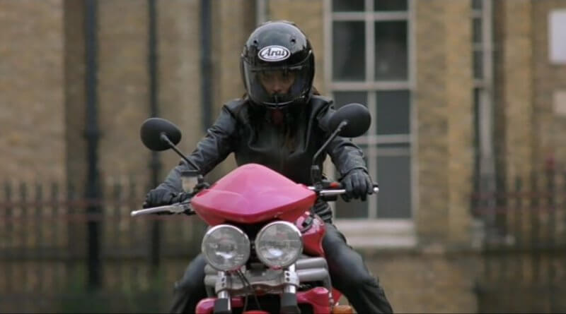 Natalia Imbruglia egy Triumph Speed Triple motorkerékpáron a Johnny English című filmben.