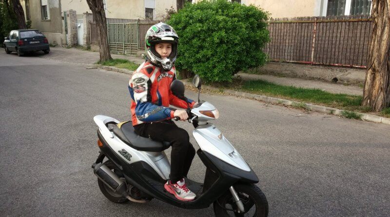 Fiam 13 évesen azon a Yamaha yog-on, amivel én kezdtem újrakezdett motoros életem: