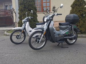 Motoron Cubertino elektromos robogókat kapott a Magyar Református Segélyszervezet