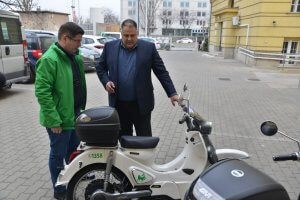 Motoron Cubertino elektromos robogókat kapott a Magyar Református Segélyszervezet