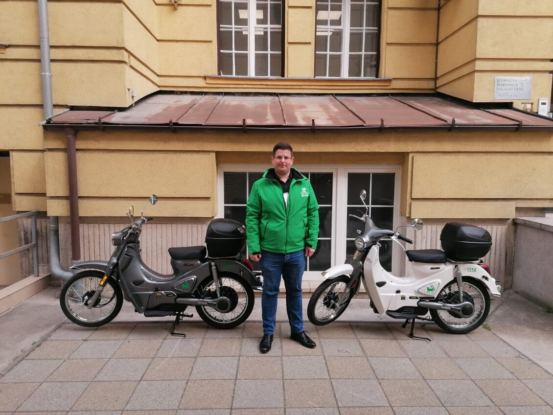 Motoron Cubertino elektromos robogókat kapott a Magyar Református Segélyszervezet