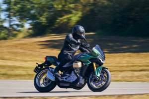 Moto Guzzi V100 mandello 2022