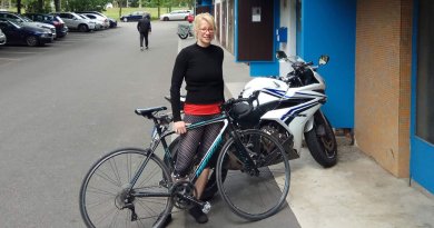 Békés Dóra közlekedő egyén kerékpárral és motorkerékpárral