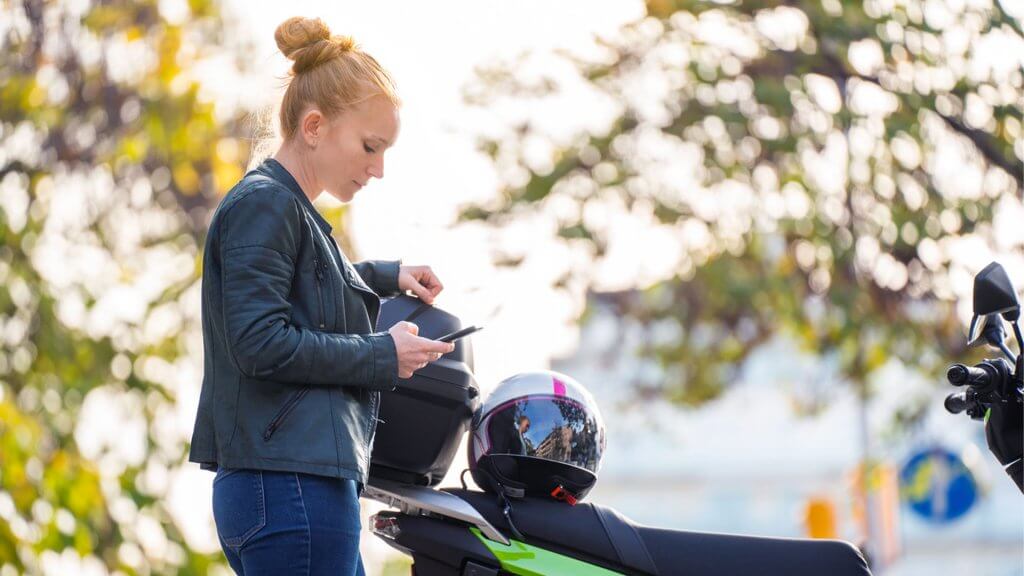 e-robogó elektrobiker csajok a motoron elektromos robogó