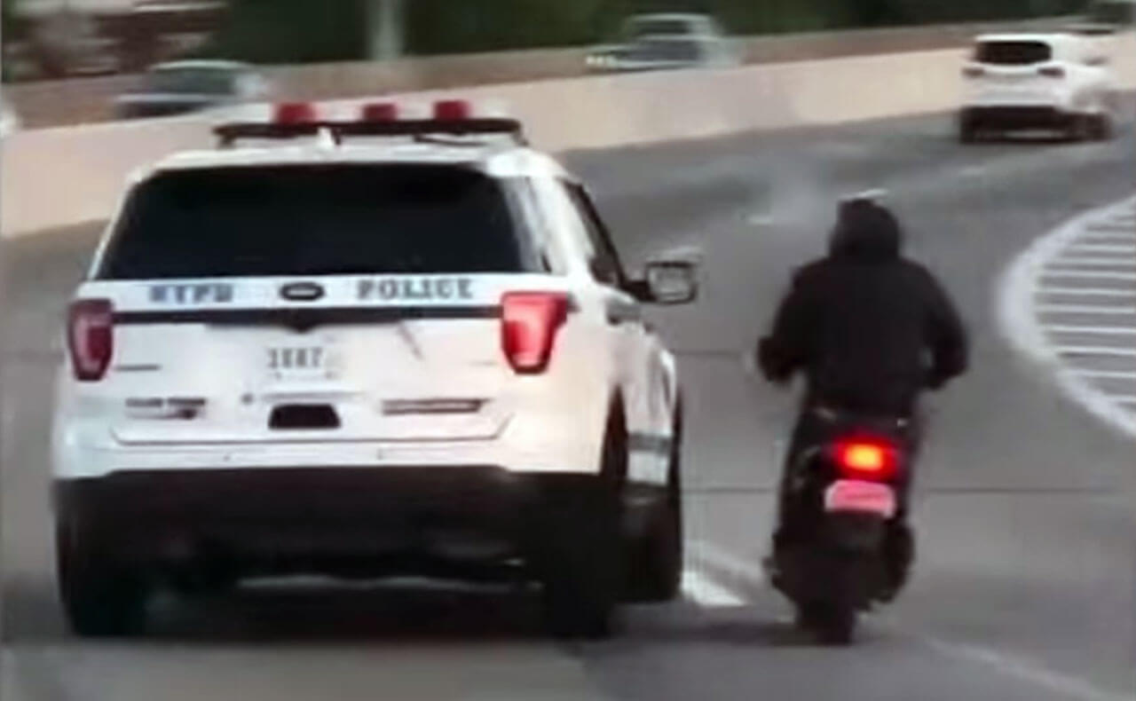 Egy rendőr megpróbálja letolni a motorost