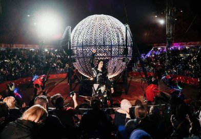 Kizuhant a halálgömbből a Magyar Nemzeti Cirkusz szolnoki előadásán Alice