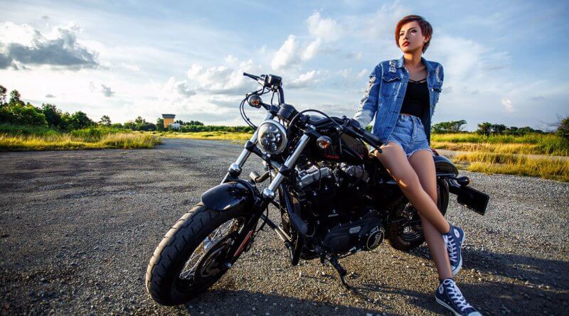Lány a motoron - Csajoka motoron pixabay