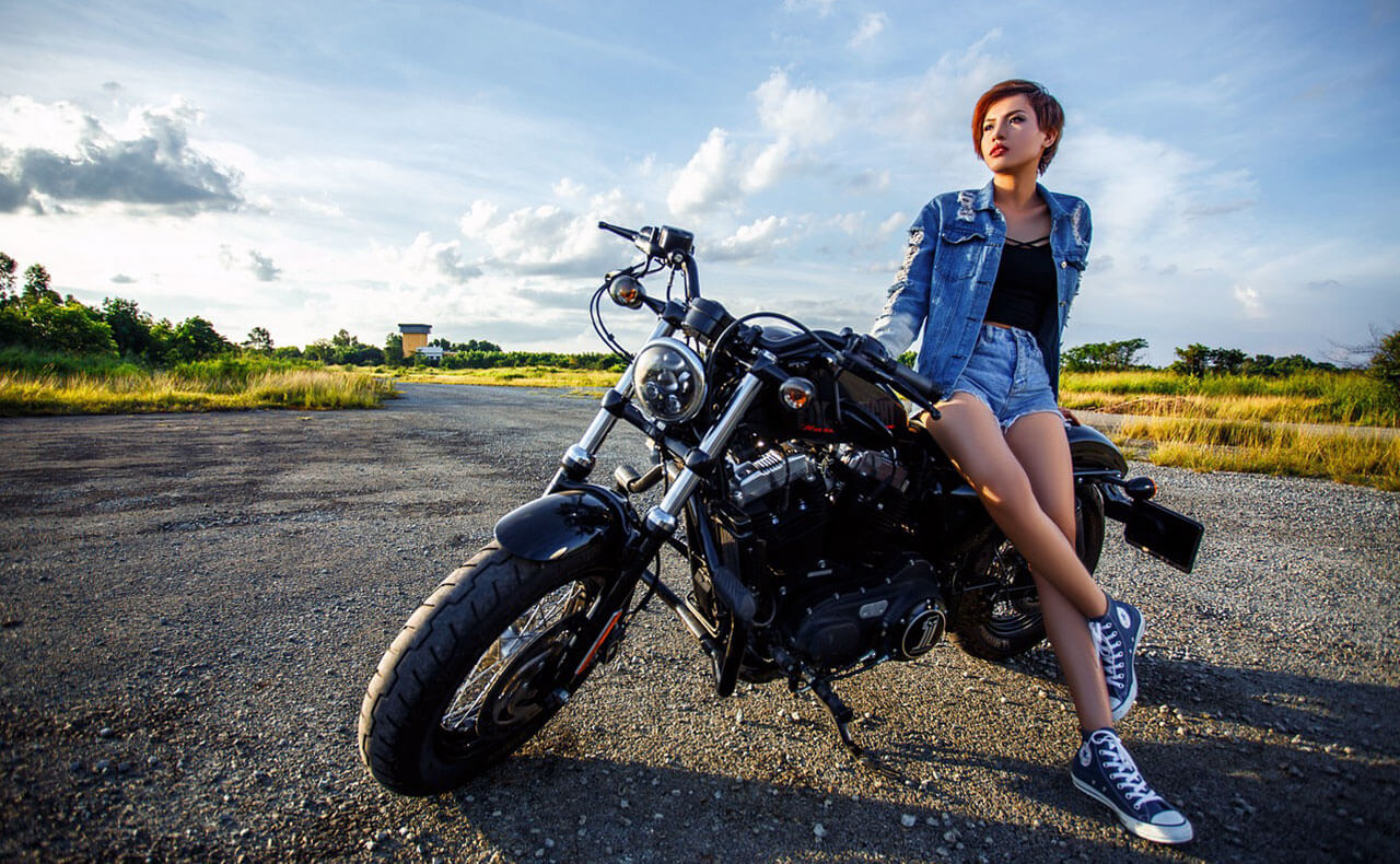 Lány a motoron - Csajoka motoron pixabay