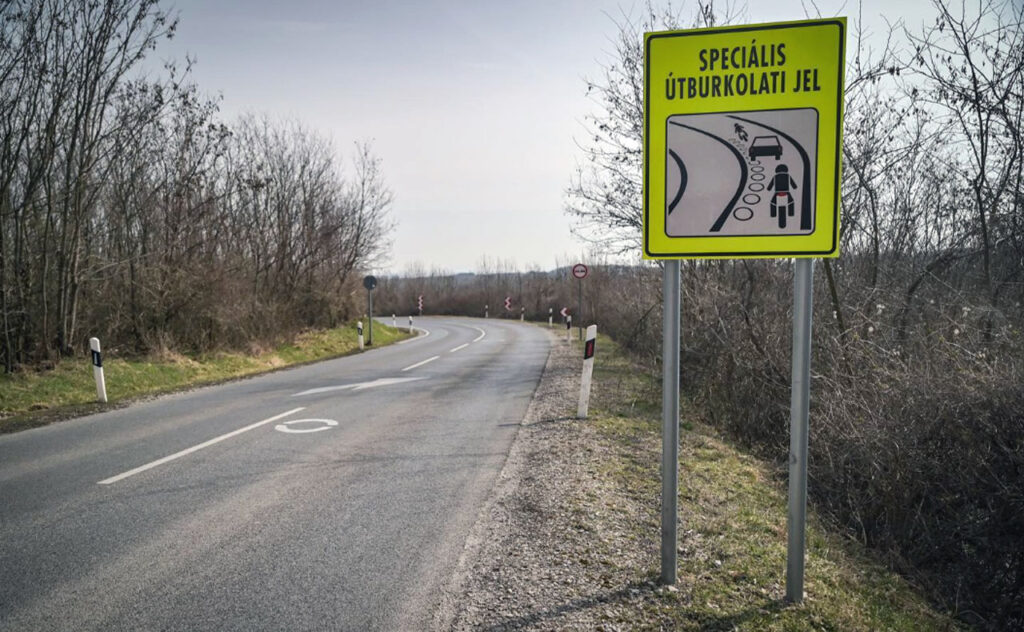 motorosokat támogató útburkolati jelek