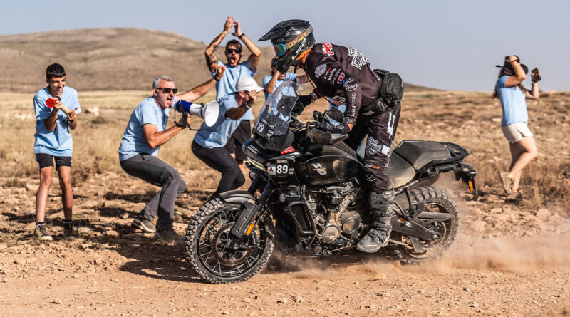 Joan Pedrero, a Dakar elit versenyzője történelmi mérföldkövet állított fel azzal, hogy megnyerte a Baja España Aragón XL kiadását a Maxi Trail kategóriában, egy Harley-Davidson Pan America™ 1250-es modellel