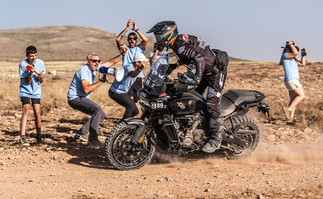 Joan Pedrero, a Dakar elit versenyzője történelmi mérföldkövet állított fel azzal, hogy megnyerte a Baja España Aragón XL kiadását a Maxi Trail kategóriában, egy Harley-Davidson Pan America™ 1250-es modellel