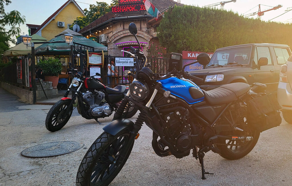 Honda CL 500 Scrambler tartós teszt Csajok a motoron Karaokee Party 