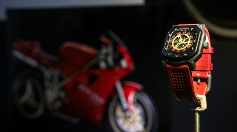 Ducati és Gerald Charles bemutatja a Maestro 4.0 Ducati 30° Anniversario 916-ot: a finom órakészítés ékköve, amely tiszteleg az ikonikus Ducati 916 előtt.