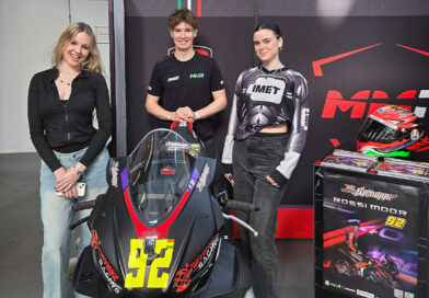 Teltház előtt leplezte le a Révész Racing Next Generation Riders Team, Rossi Attila Moor 2025-ös versenymotorját a Motorkiállításon