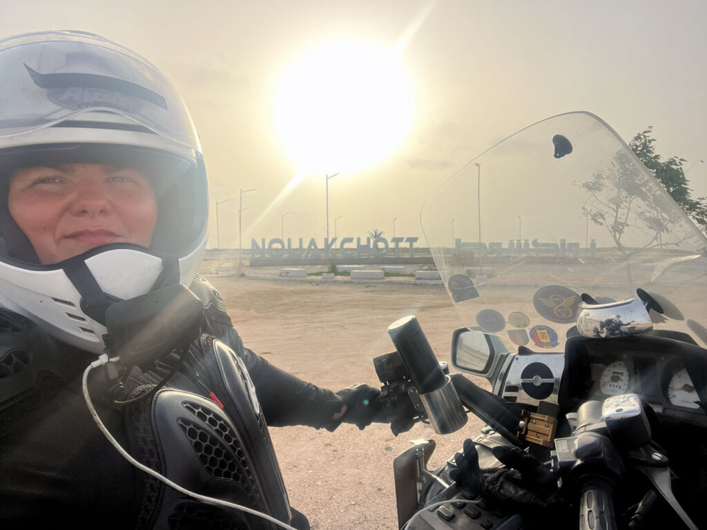 Judit elmotorozott egyedül Dakarba a Gold Wing hátán