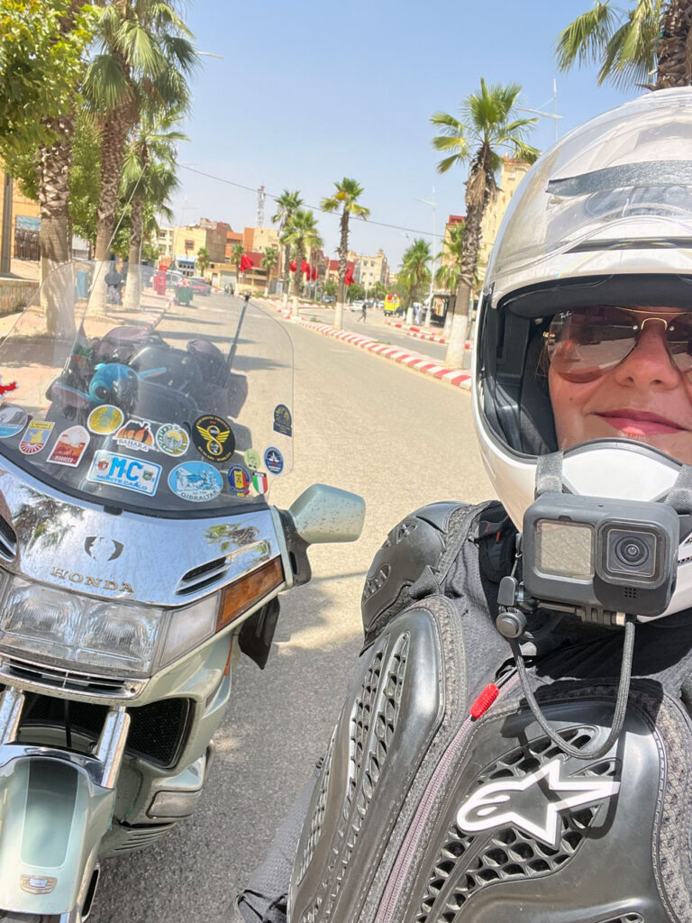 Judit elmotorozott egyedül Dakarba a Gold Wing hátán