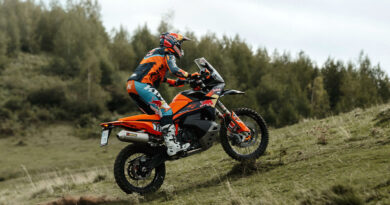 KTM 890 Adventure R Rally (2026) – amikor a „túraenduró” szó már nem elég vad