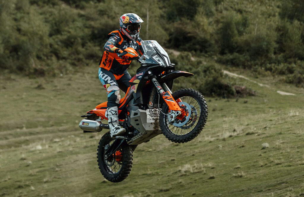 KTM 890 Adventure R Rally (2026) – amikor a „túraenduró” szó már nem elég vad