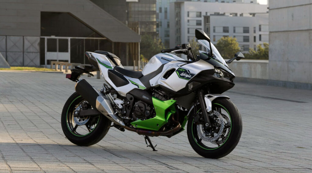 Kawasaki szintet lépett: még használhatóbb lett a hibrid motorozás