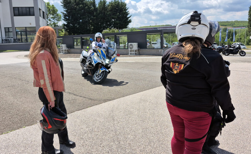 Több mint vezetéstechnikai tréning: együtt tanultak motoros nők a biztonságosabb közlekedésért