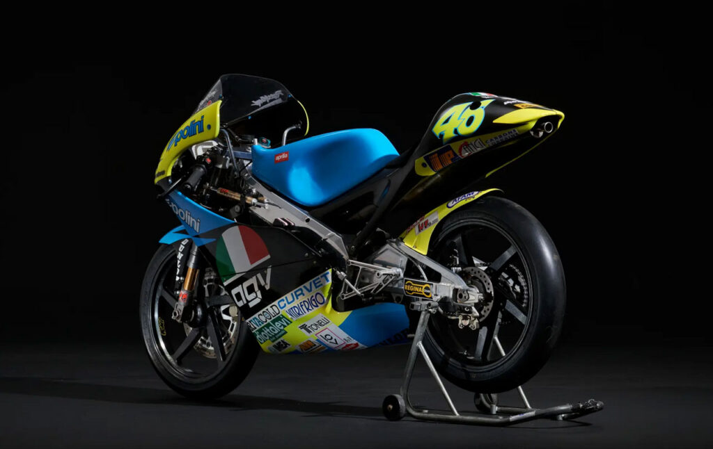 Valentino Rossi első GP-motorja kalapács alatt – eladó a legenda első győztes versenygépe 4 Valentino Rossi első GP-motorja kalapács alatt – eladó a legenda első győztes versenygépe